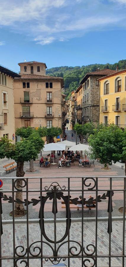 El Mussol De La Vila Camprodon, Balconets Amb Vistes A La Placa Exterior photo