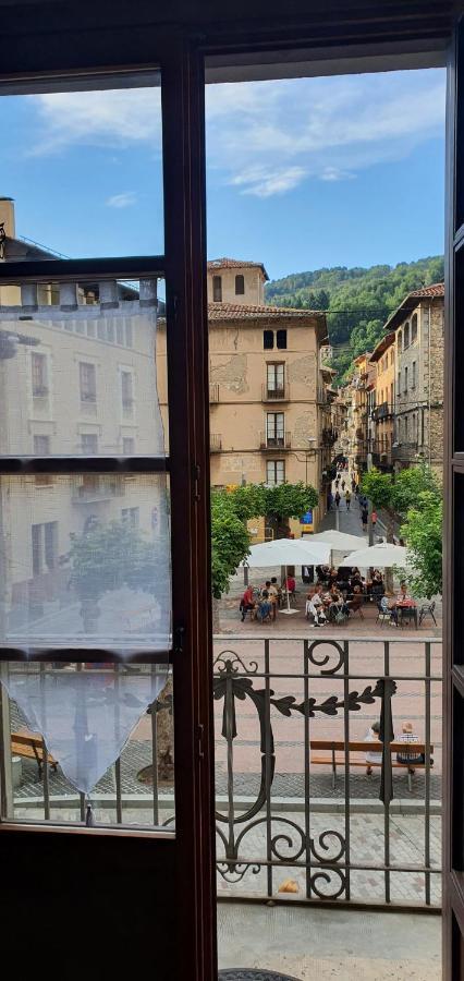 El Mussol De La Vila Camprodon, Balconets Amb Vistes A La Placa Exterior photo